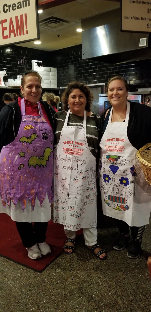 mdavilacorey's tweet photo. Serving up fabulous hot rolls with fabulous co-workers at the fabulous Spring Creek on Cooper!  (Wearing my fabulous apron!!!!) @SpringCreekBBQ @CoreyFADL @sramire2 https://t.co/r8j887b8b3