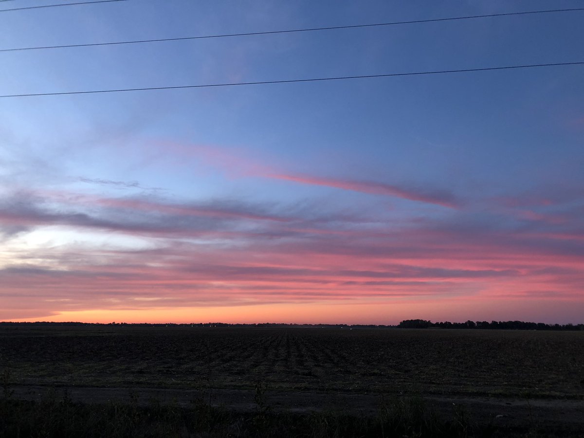 thirdwardzen's tweet photo. Long work day; sun up and sun down. The beauty and majesty of both times of the day lifted my spirit #mississippideltaskies #deltaliving #grateful #livelifeinfullcolor https://t.co/88qbA0i2xR