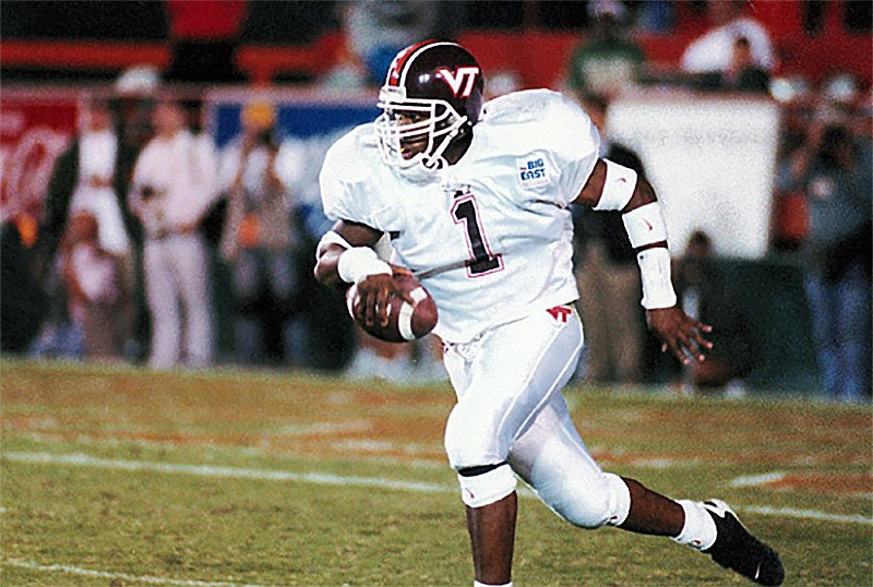 Hokie20's tweet photo. Today in 1996: 100yd pick-6 by @KeionCarpenter seals it for No.21 @HokiesFB over No.18 Miami 21-7 at the Orange Bowl #HokieHistory #Hokies #RIPKeion https://t.co/f2rZbAVn1B