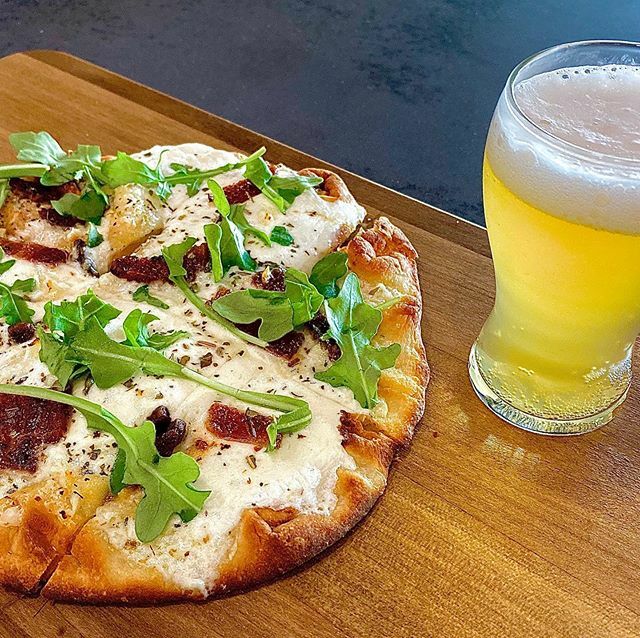 HiatusBrewing's tweet image. Here is our new Bacon Alfredo Flatbread. This flatbread features our in house alfredo sauce, whole milk mozzarella, bacon, arugula, and Herbs de Provence. Stop on in and give it a try 😋

#OnHiatus #PushPause #BackIn30 #WishYouWereBeer #beer #craftbee… ift.tt/2MQM6P6