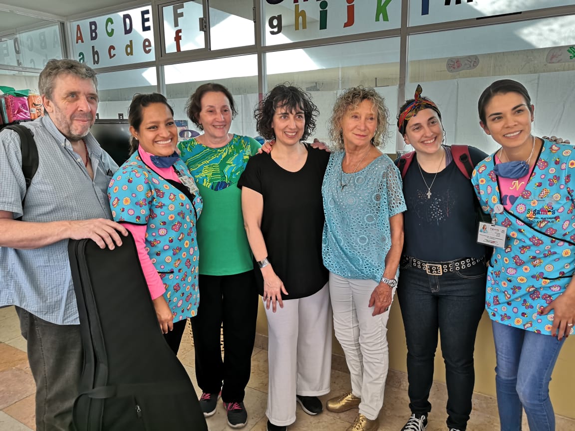 SSZ_Zac's tweet photo. #InfoSalud

Dentro de las actividades del programa "Sigamos Aprendiendo en el Hospital", el grupo "La Compañía Argentina", procedente de ese país hermano; brindó a las niñas y niños del área de pediatría del Hospital General Zacatecas, un pequeño número de narración oral. https://t.co/er8GgPlwUj