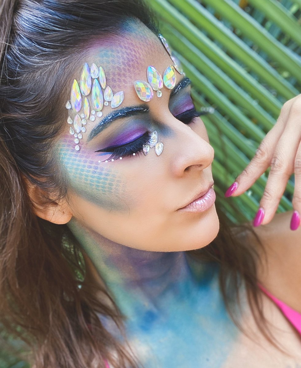 Mermaid #🧜🏽‍♀️ Vibes this Halloween!!! Living on an island through the Holidays requires an extra push to get spirit. #mermaidmakeup #islandlife #mermaidhair #halloweenmakeup #Halloween #ilovemakeup #wakeuptomakeup #makeupartistlife #jamescharlespalette #jamescharles @jamescharles