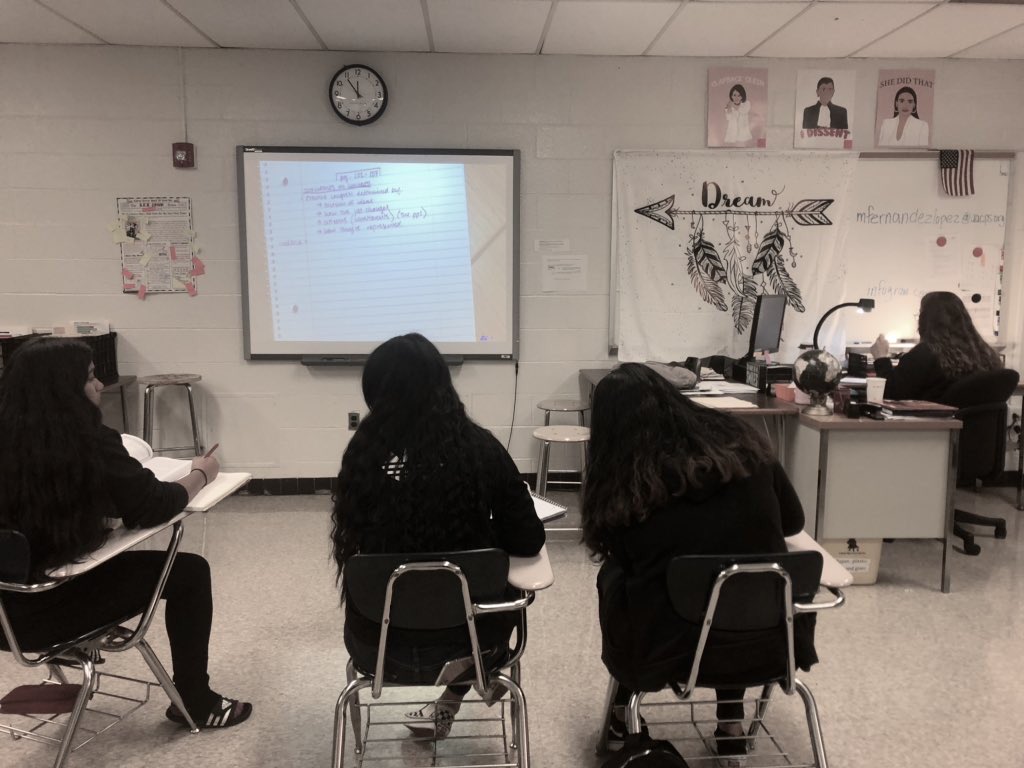 temabell's tweet photo. #LaunchingEnglishLearners @AnnapHS_AACPS by modeling note-taking for #ELs in AP Gov during #PantherHour. #collaboration #ittakesavillage #sendtheelevatorbackdown @EngLangAcqAACPS https://t.co/Vy2PkjtPVF