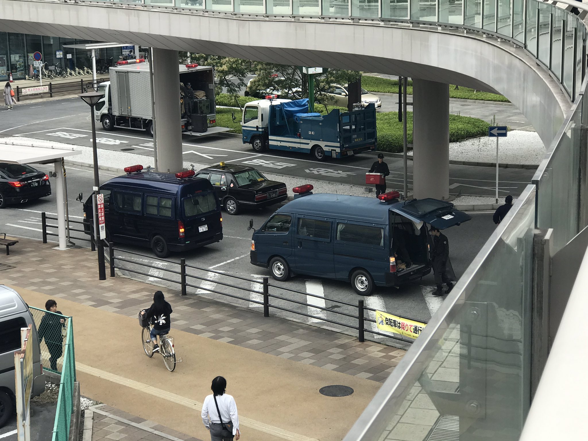 武蔵浦和駅の不審物騒ぎで爆発物処理班が到着している現場の画像