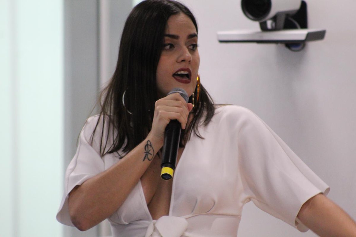 BBVASpark's tweet photo. 🇲🇽 "Es muchísimo mejor especializarse en las plataformas digitales, enfocarse a un público para que las marcas se acerquen a ti, incluyendo proyectos sustentables". @Ay_Madame sobre su experiencia en Social Media para #InnovaZonne "Mujeres de cambio". 🙋🏻‍♀🌱 https://t.co/t13ww4HKIb