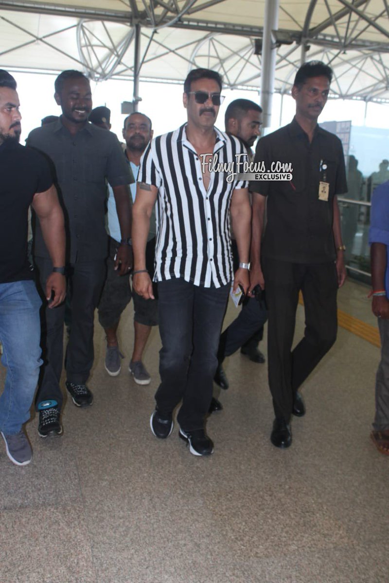 ItsKiranMakwana's tweet photo. @ajaydevgn Arrived at Airport Post Wrapping #Sooryavanshi Shoot..!
#SinghamIsBack https://t.co/6nup6xAgbP