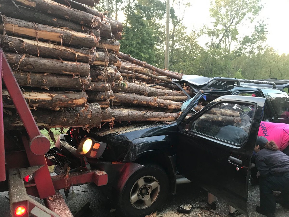 GAFollowers's tweet photo. A driver in North Georgia escaped death this week after logs slid off of this truck into the driver's windshield. Luckily the driver left with minor injuries. https://t.co/smYAOJT9nW