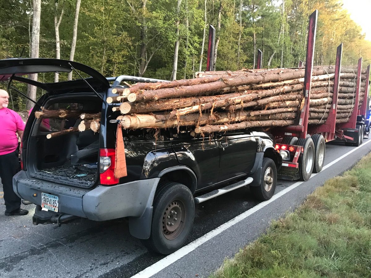 GAFollowers's tweet photo. A driver in North Georgia escaped death this week after logs slid off of this truck into the driver's windshield. Luckily the driver left with minor injuries. https://t.co/smYAOJT9nW