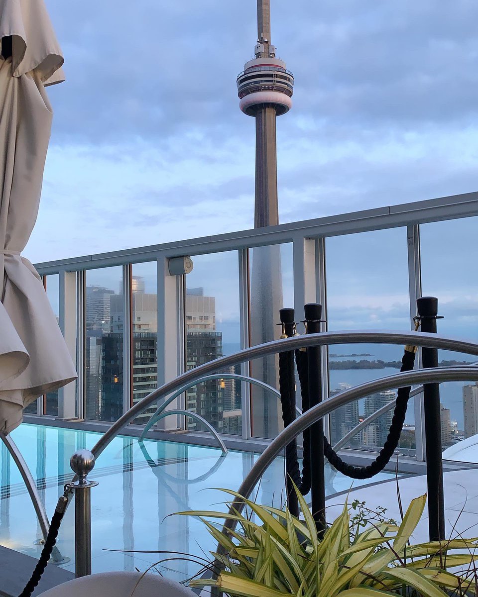 _emiliakim's tweet photo. Lovely evening with @MPIToronto! Thank you @BISHA for the warm hospitality. Always happy to reconnect and meet new members of #MPITO. #JustNetworking #meetingprofs #torontohotels https://t.co/I6DXcJ7HCE