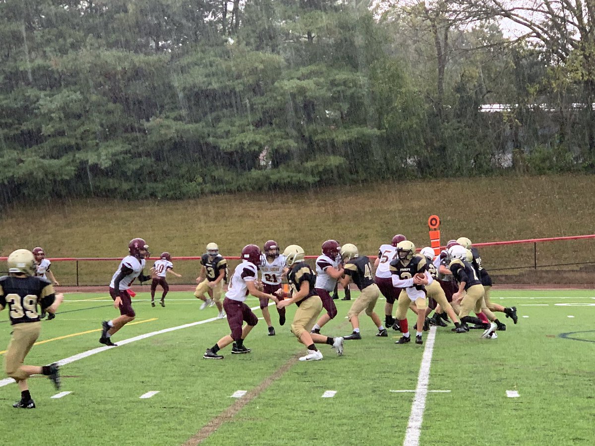 fugettsports's tweet photo. Go Cougars. In the rain! https://t.co/hjegOYx8yj