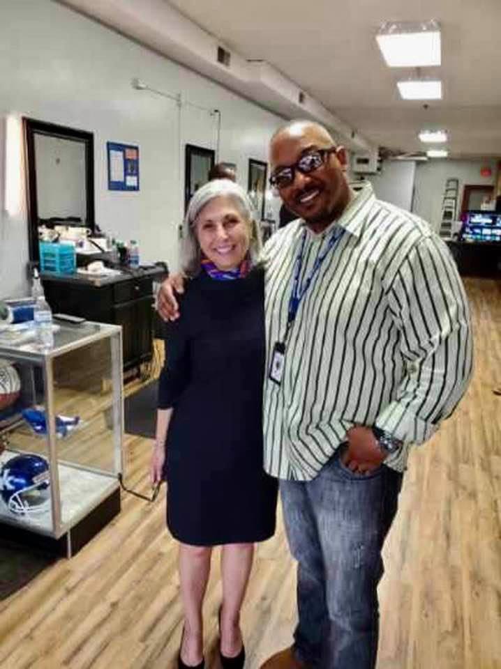 juliegoodman0's tweet photo. I had a wonderful visit with all the guys at Glenn Boyd’s New Ebony Barber Shop. Thanks to my good friend Dr. Steve Parker for letting me tag along while he got his haircut. If you want to find well informed community minded guys just go to New Ebony. #Goodman4Circuit https://t.co/Iw3ux157WK