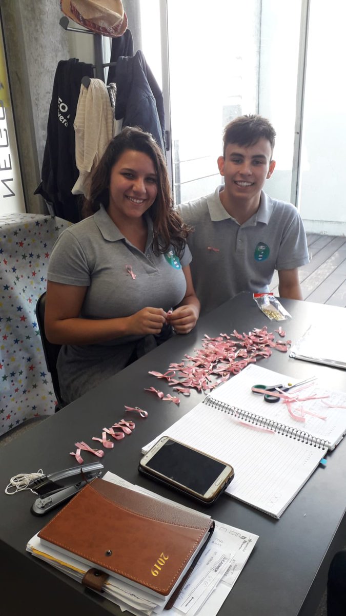 liceo7rivera's tweet photo. Alumnos sensiblizados #OctubreRosa elaboran carteleras con el objetivo de prevenir el #cancerDeMama https://t.co/I9VwRUI6Kf