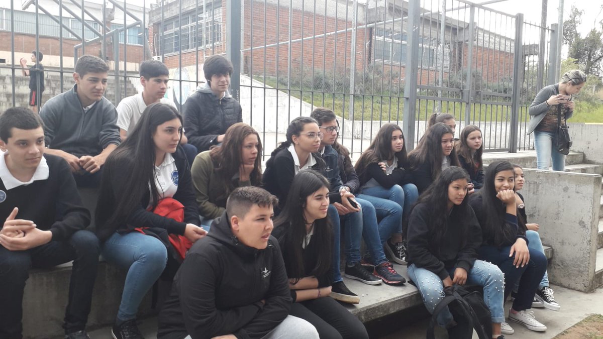 liceo7rivera's tweet photo. Alumnos sensiblizados #OctubreRosa elaboran carteleras con el objetivo de prevenir el #cancerDeMama https://t.co/I9VwRUI6Kf