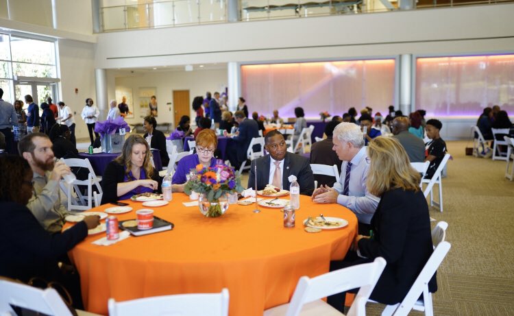 SCSSuptRay's tweet image. It’s important that children know every PRO was once an AMATEUR. This week students are learning from influential business men/women leading one of THE top corporations in the WORLD. I want them to realize the POWER of EDUCATION and EXPOSURE! Thanks for opening your doors @FedEx!