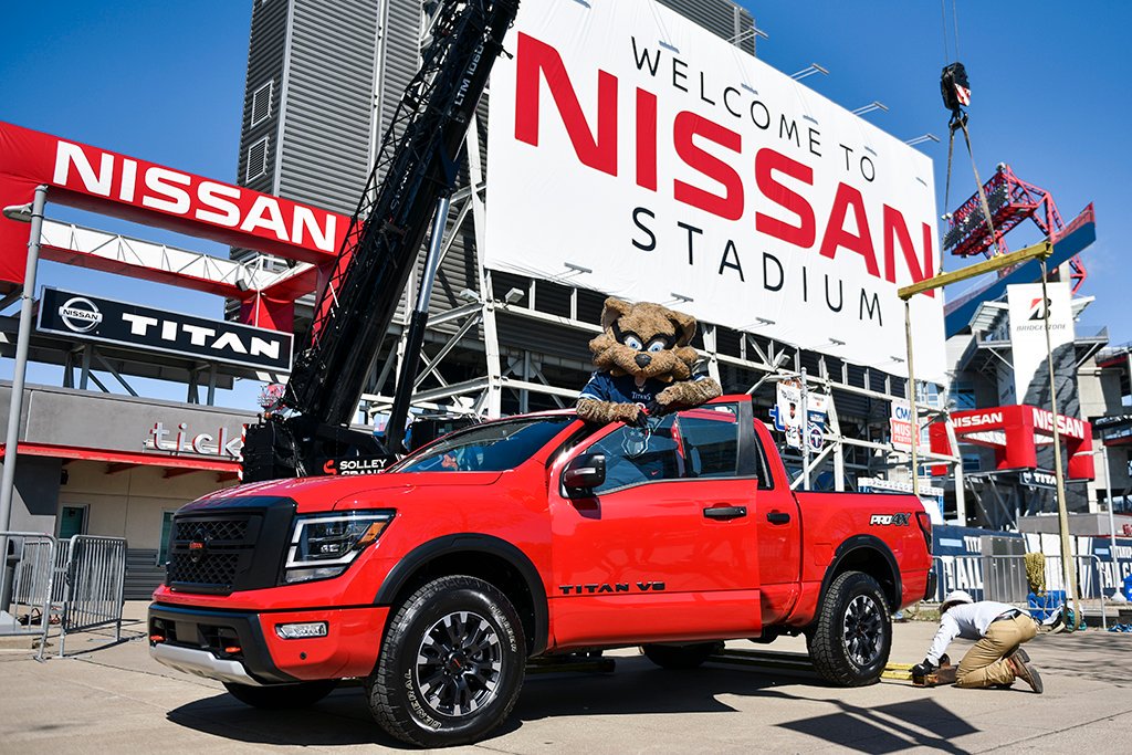 StephenHoltzman's tweet photo. New 2020 #NissanTITAN adds style, strength to #Nashville skyline - Bold new 2020 #TITAN carefully craned atop @NissanStadium #NissanMotor #CallingAllTitans ” https://t.co/7V3Mbg8ca9 https://t.co/tOSyuOT7IK