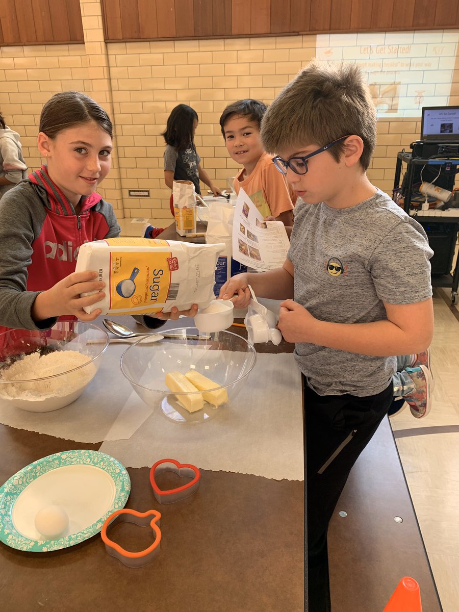 julie_mickschl's tweet photo. First Theaters of Learning (TOL) was a HUGE success! We had so much fun making, baking and decorating cookies!! @Highlands_ELEM @PTOHighlands @edinaschools #peteachersteachbaking #videocomingsoon #ilovemyjob #thesekidsareamazing https://t.co/DkNwGBrvLd