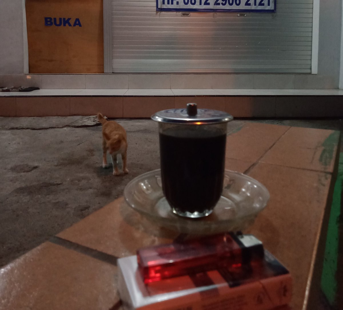 CakPijat's tweet photo. Santai didepan tempat pijat menikmati segelas kopi hitam  sambil nunggu pijat yg ke 5 ..nikmat apa yg koi dustakan https://t.co/APh4IFkvTG