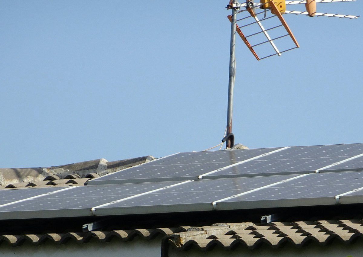 En España hay decenas de miles de hectáreas de tejados, en los que podrían y deberían colocarse placas solares fotovoltaicas para la producción de electricidad. Debería obligarse a la instalación de un número mínimo de placas en las viviendas de nueva construcción.