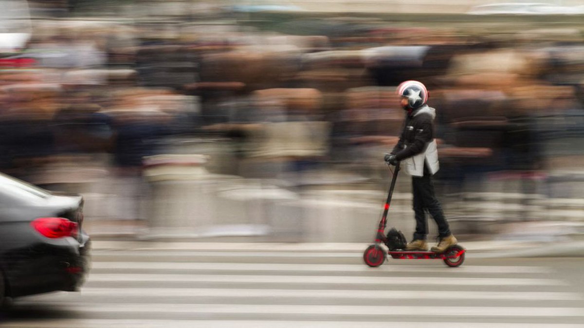 Lelievre_Adrien's tweet photo. Le free floating n'est que la partie émergée de l'iceberg. Les Français achètent en masse des trottinettes et des vélos électriques. Chronique d'une révolution silencieuse qui bouscule les villes🚴‍♀️🛴 🛹⚡️ #micromobilité https://t.co/GLM3dMTkjH https://t.co/bycIbDcqrL
