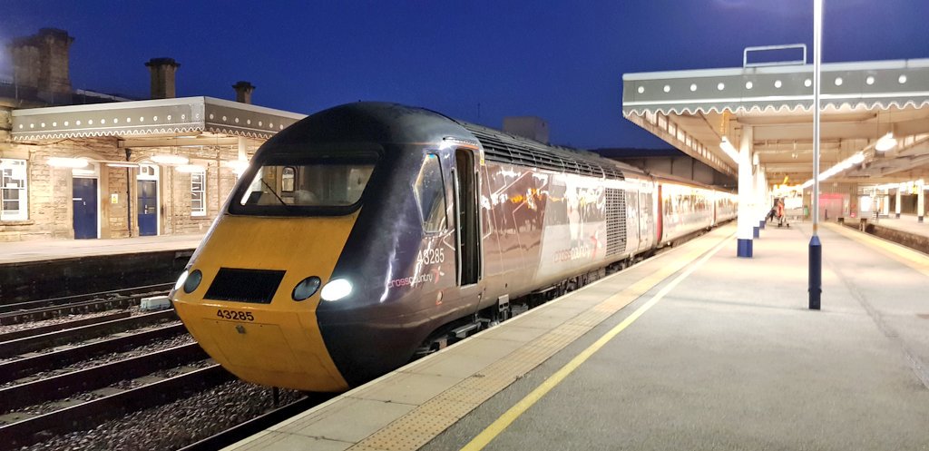 SoleCrowleSoul's tweet photo. This morning's trusty steed on the 0611 Leeds to Plymouth at a very dark and quite cold Sheffield. #HST #ProperTrain https://t.co/TxHPPot2GI