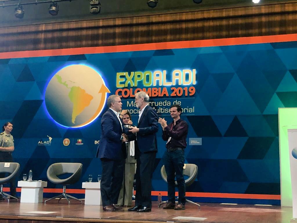 ALADI_SG's tweet photo. Con la presencia del Presidente de la Rep. de Colombia, @IvanDuque, autoridades e invitados, el Sec. General de la #ALADI, Alejandro de la Peña y la Presidente de @PROCOLOMBIACO, @FlaviaSantoroT inauguraron #ExpoAladiColombia, encuentro del comercio y la integración regional. https://t.co/PudW4jXFT8