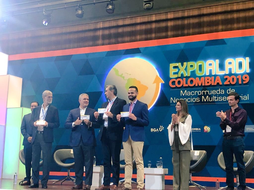 ALADI_SG's tweet photo. Con la presencia del Presidente de la Rep. de Colombia, @IvanDuque, autoridades e invitados, el Sec. General de la #ALADI, Alejandro de la Peña y la Presidente de @PROCOLOMBIACO, @FlaviaSantoroT inauguraron #ExpoAladiColombia, encuentro del comercio y la integración regional. https://t.co/PudW4jXFT8