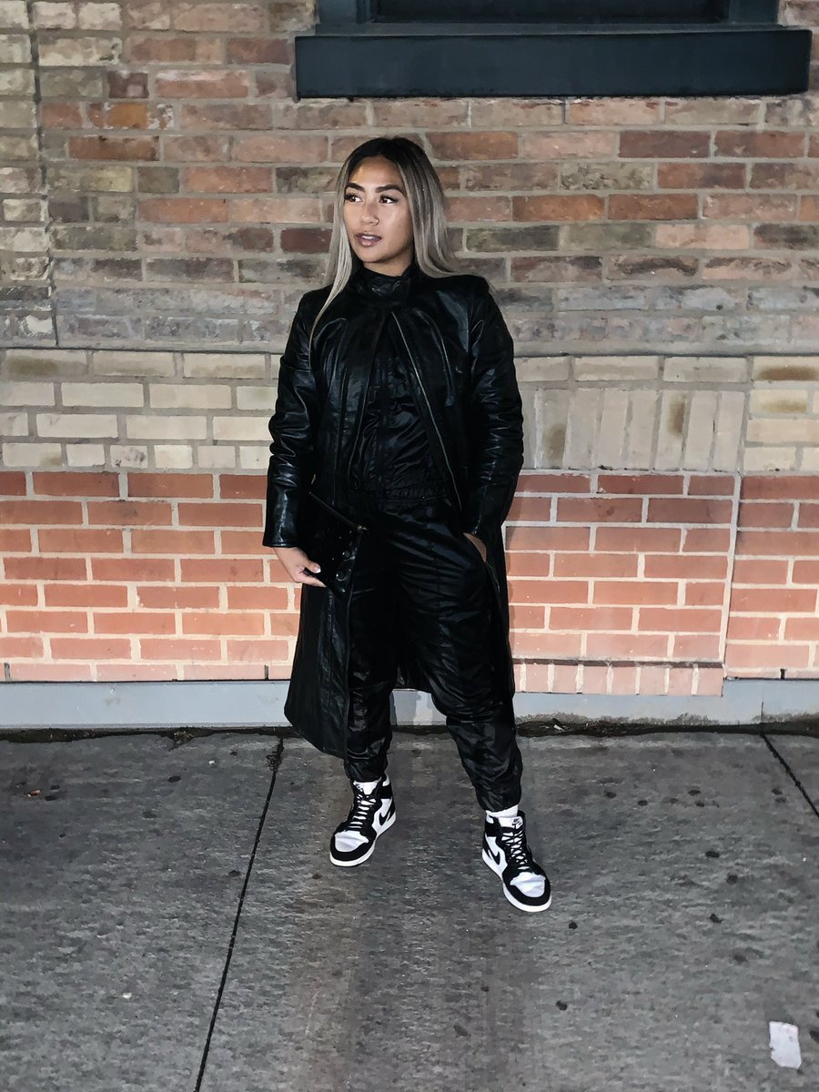 ChristinaGCheng's tweet photo. TRACKSUIT & LEATHER TRENCH WEATHER.
#brick #takemebacktoLA https://t.co/1jDYc8ccNq