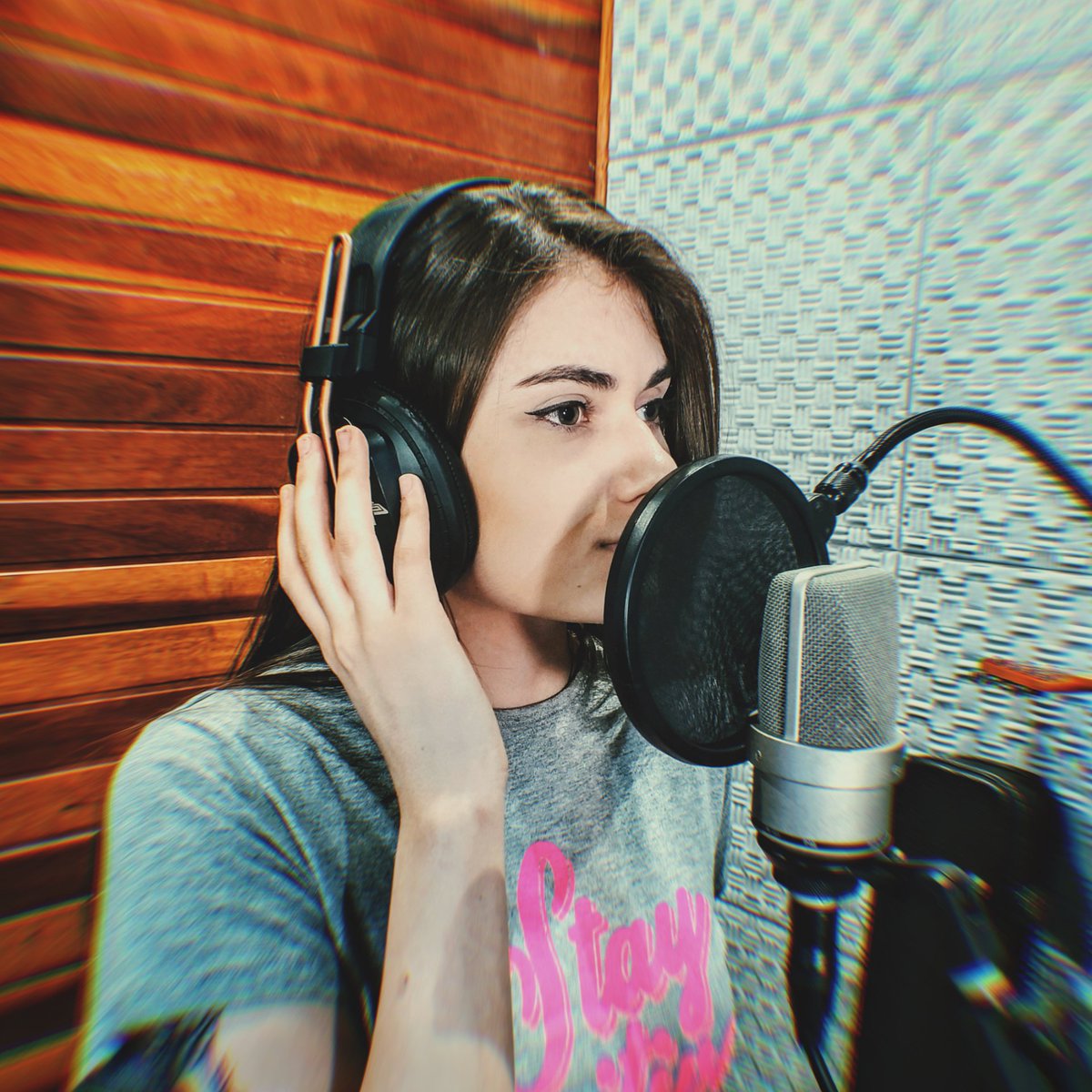 BArapoti's tweet photo. 🧡Finalizando as gravações do Hino Oficial do BULLS Futsal com nossa torcedora fanática e uma das cantoras que darão voz a canção, Cristiane Oliveira. 

👏🏻Agradecemos ao Studio Delfine pela parceria, atenção e cuidado com o nosso Hino. 

#bulls #futsal #arapoti #hinooficial https://t.co/S0ZkaIFzLT