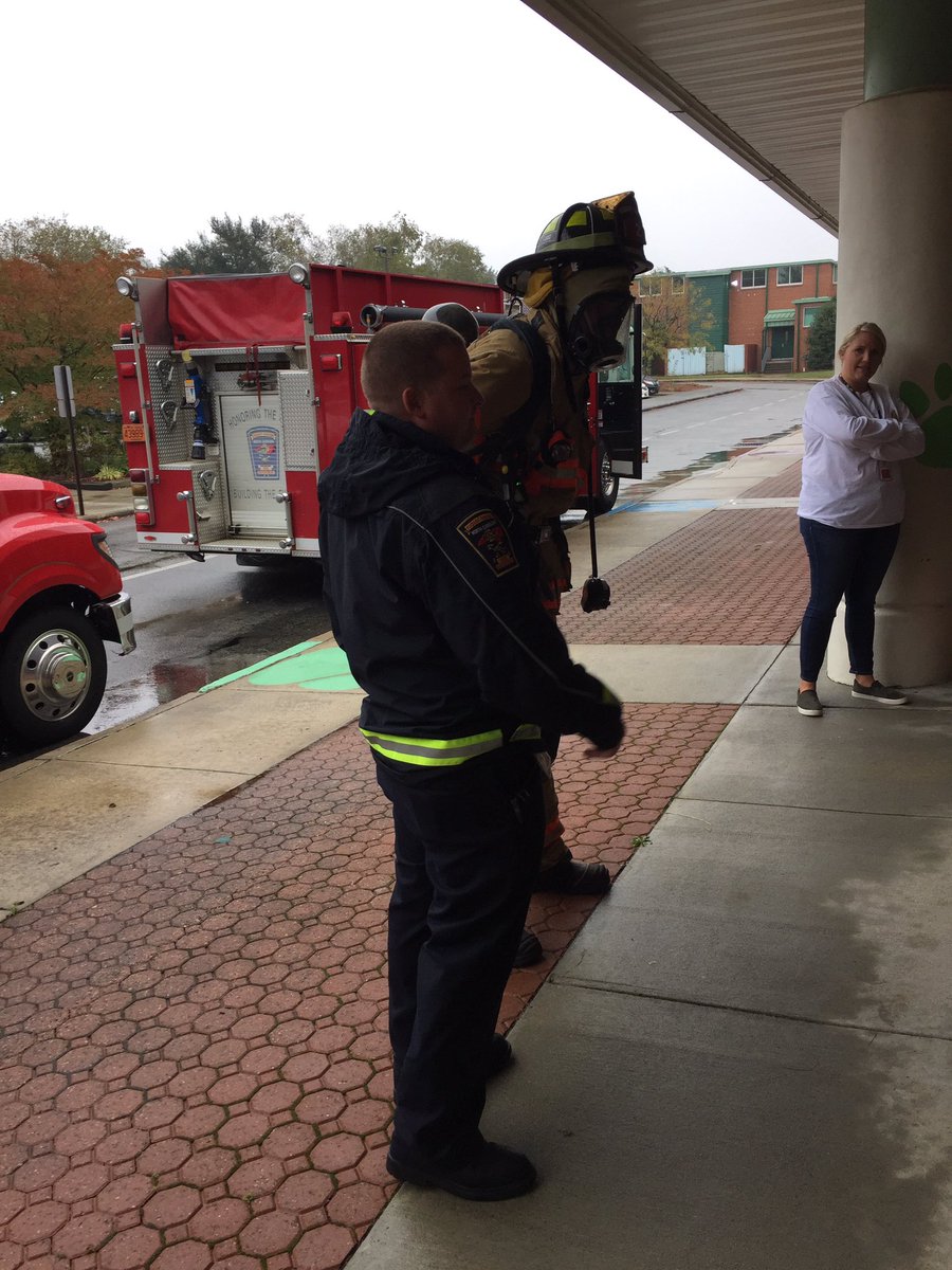 mill3rkate's tweet photo. Thank you @TownofFV fire department for coming to speak with grades K and 1 about fire safety @WillowSpringsES! https://t.co/dJkTjzlD9K