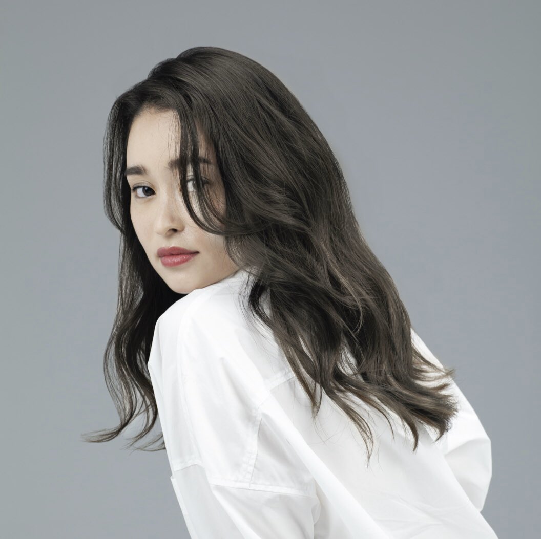 ロレアル プロフェッショナル 素髪が羨むヌードなクールカラー パリジャンヌードでトレンドカラーに 日本人特有の赤みをうまくカバーして 美しい髪色に ヌードシルバー トレンドカラー ヘアカラー 秋冬トレンド パリジャンヌード アルーリア