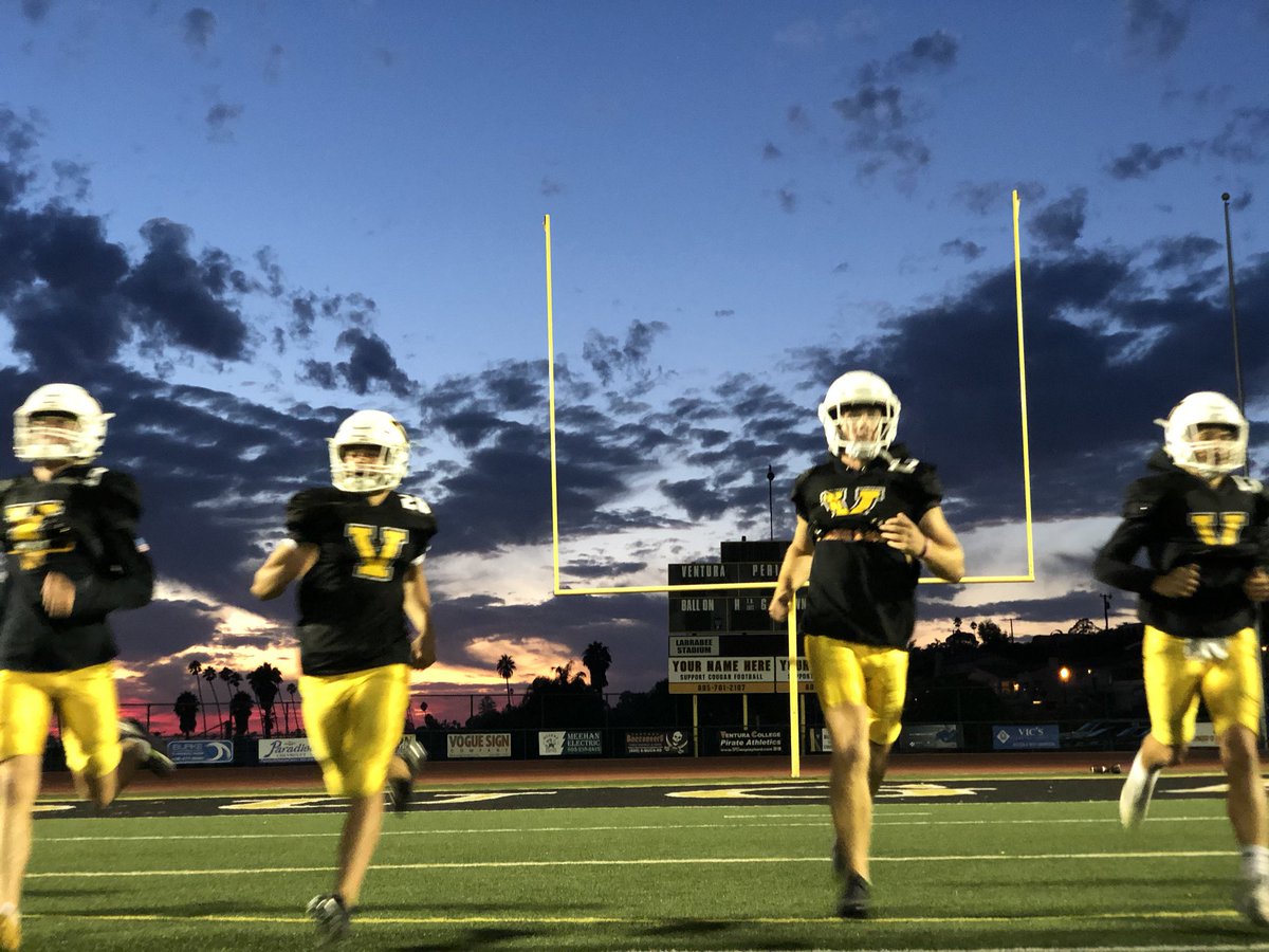 VenturaFootball's tweet photo. Boys putting in the work tonight #sunsetworkout https://t.co/y5PjCDlmyu