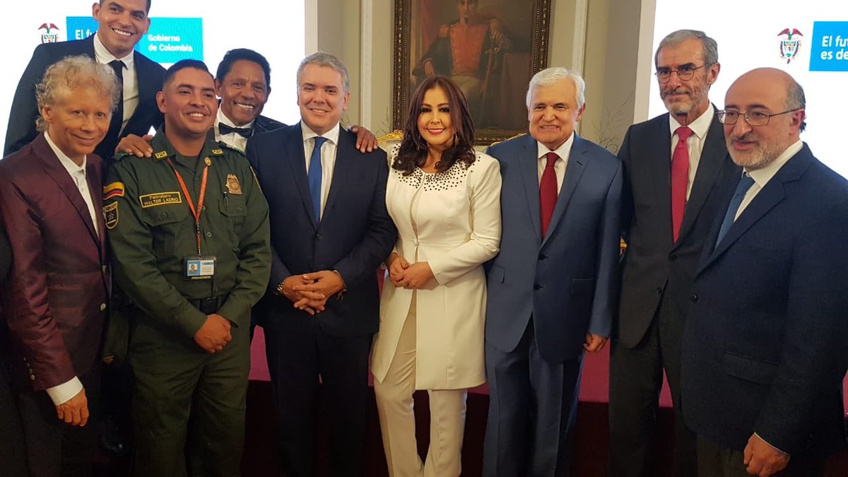 ARELYSHENAO's tweet photo. Gracias al señor presidente  @IvanDuque  por invitarme al gran homenaje a mi gran amigo @jorgebarontv https://t.co/Ek5ZuTAQXJ