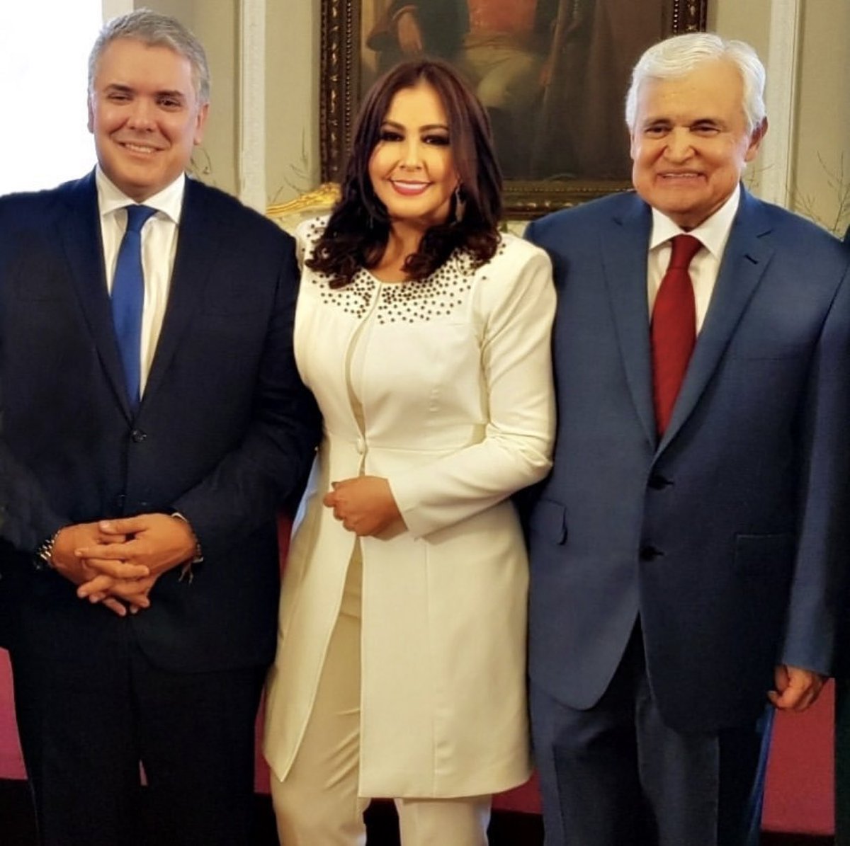 ARELYSHENAO's tweet photo. Gracias al señor presidente  @IvanDuque  por invitarme al gran homenaje a mi gran amigo @jorgebarontv https://t.co/Ek5ZuTAQXJ