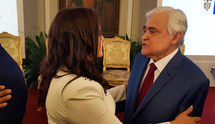 ARELYSHENAO's tweet photo. Gracias al señor presidente  @IvanDuque  por invitarme al gran homenaje a mi gran amigo @jorgebarontv https://t.co/Ek5ZuTAQXJ