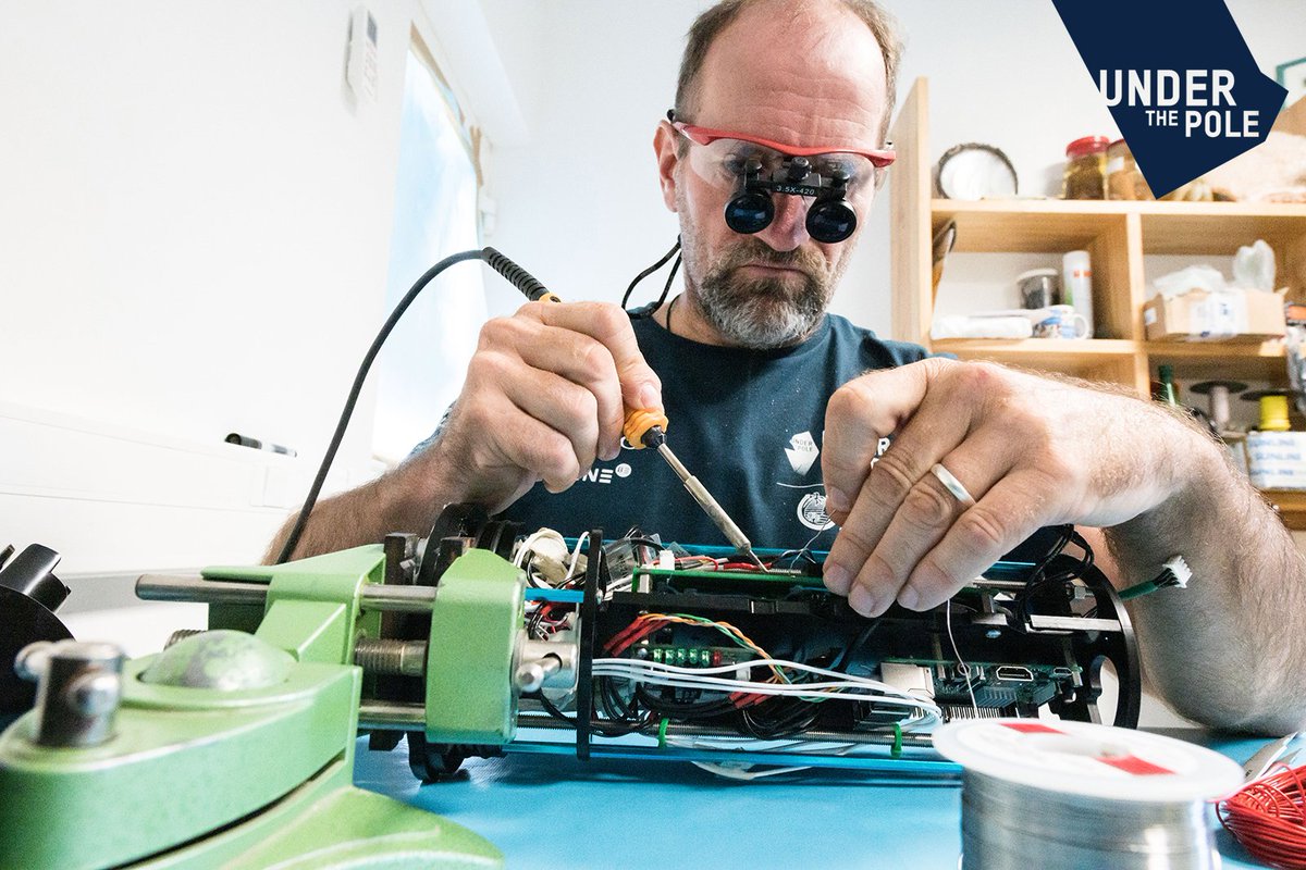UnderThePole's tweet photo. Sylvain Pujolle est notre Géo Trouvetou à nous ! Il conçoit, construit, répare, code, ... bref un vrai touche-à-tout ! Et si la #Capsule fonctionne aujourd'hui c'est en partie grâce à lui ! Merci à toi Sylvain !! #UTPIII https://t.co/iNrpq0COAY