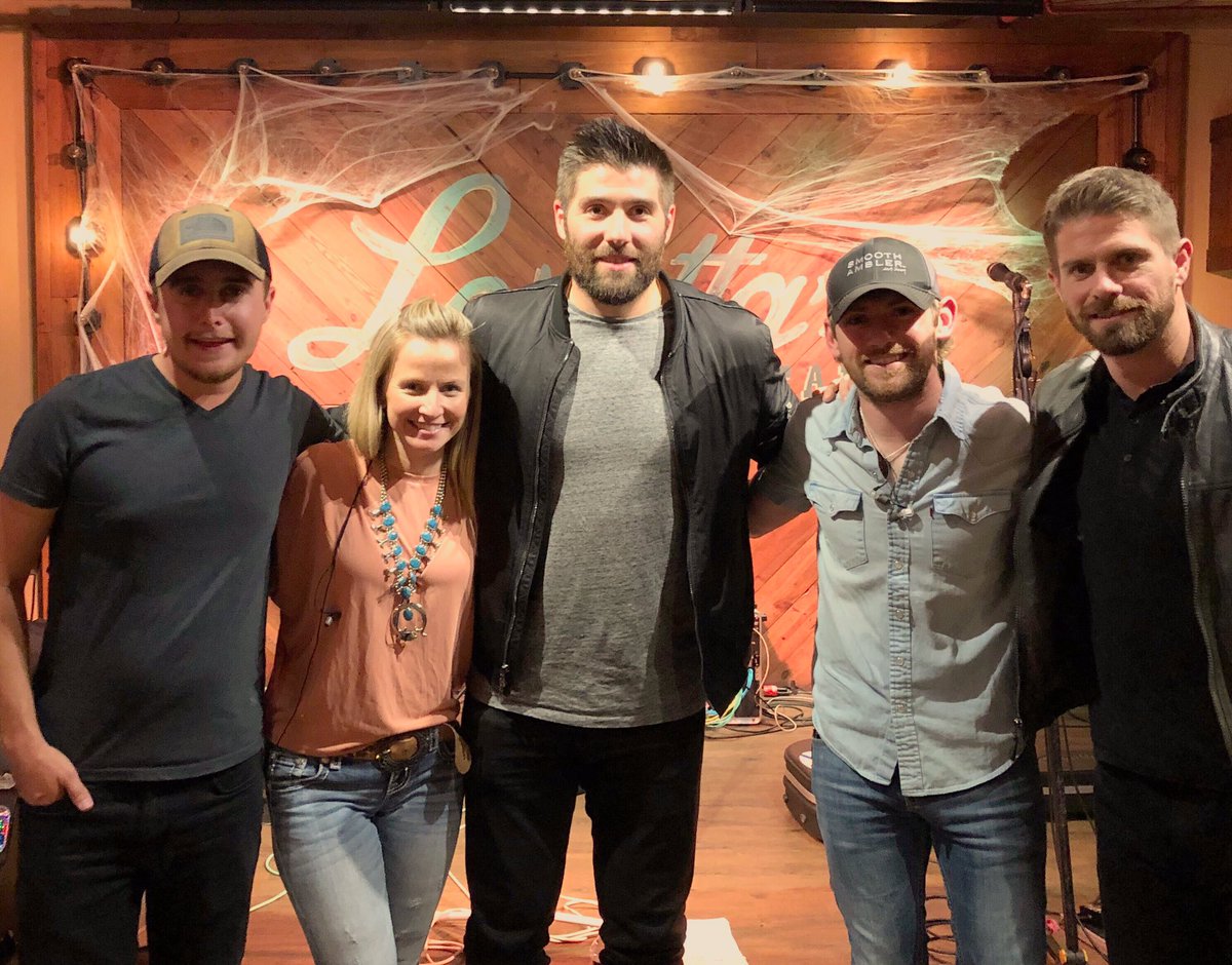 Thanks to our friend <a href="/robbellamymusic/">Rob Bellamy</a> for showing <a href="/patmaroon/">Pat Maroon</a> where to hear country music in Boston (even if he did have us <a href="/nhlbruins/">Boston Bruins</a> fans singing the <a href="/stlouisblues/">St. Louis Blues</a> last year) 😎🤘🏻
.
.
.
.
#lorettaslastcall #martinandkelly #tampabay #hockey #nhl #lansdowne