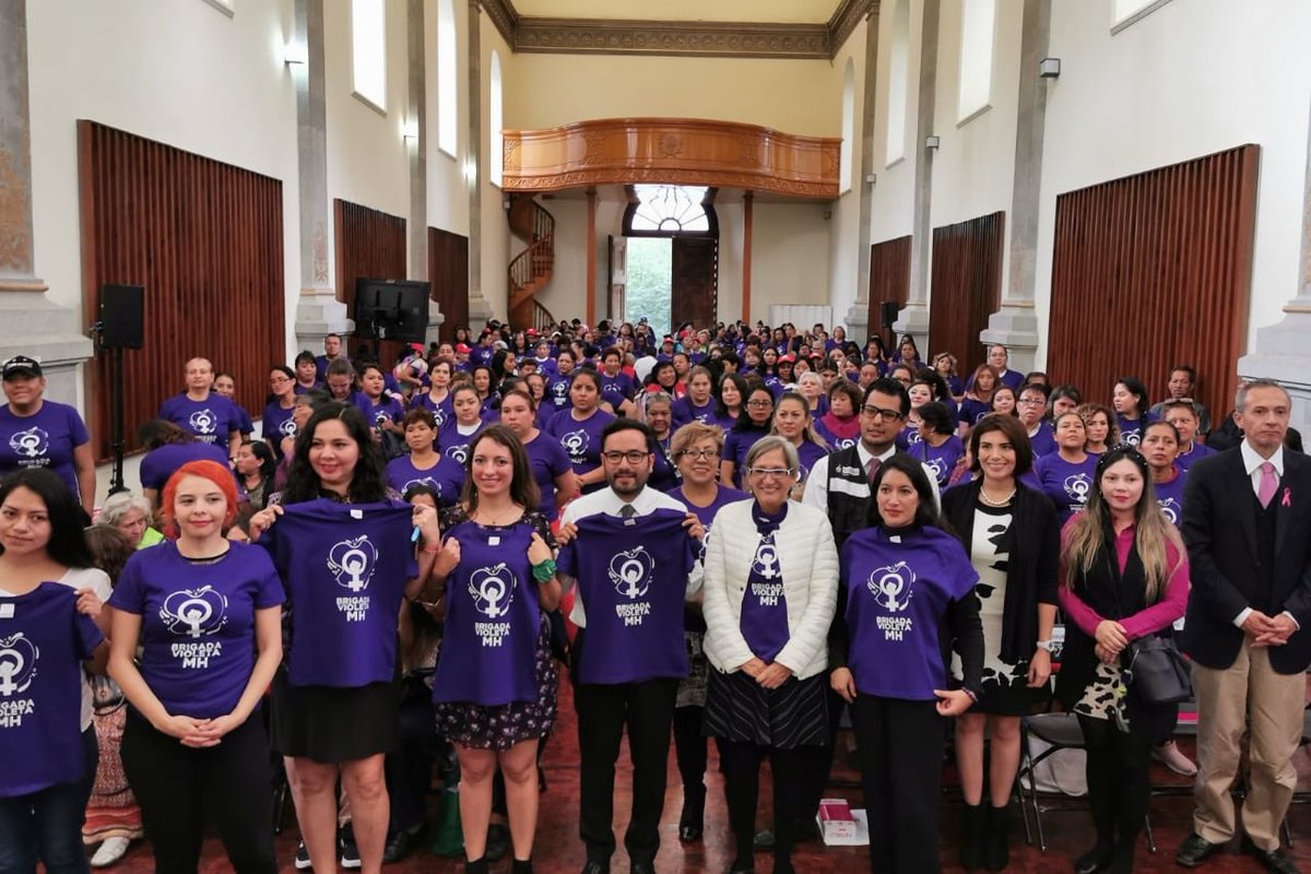 AnaMontano's tweet photo. Encabezadas por @vromog y @GabrielaRodr108, en @AlcaldiaMHmx lanzamos las #BrigadasVioletas en colaboración con @Angieiskravilla.
Desde hoy, 300 mujeres del Programa #LaEmpleadoraMH se capacitarán y saldrán a las calles para prevenir y atender las violencias de género.
💜💜💜 https://t.co/7Dy3Am9a11