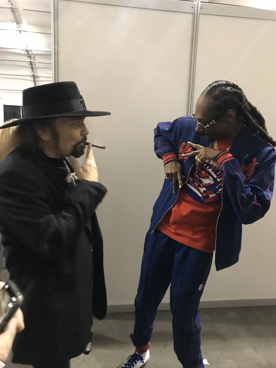 Lynyrd Skynyrd (@skynyrd) on Twitter photo When the pimp’s in the crib ma, drop it like it’s hot. Nothing like a smoke break with <a href="/SnoopDogg/">Snoop Dogg</a> When the pimp’s in the crib ma, drop it like it’s hot. Nothing like a smoke break with <a href="/SnoopDogg/">Snoop Dogg</a>