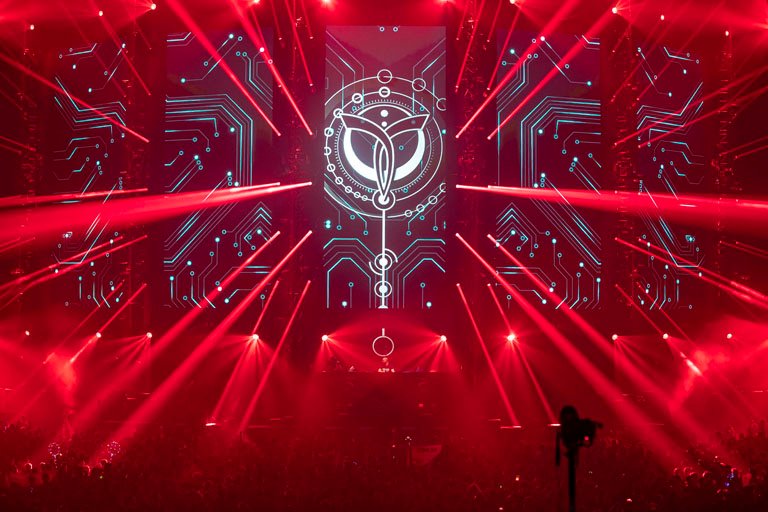 loosplat's tweet image. enjoyed #transmission Prague at the weekend as #systemf and others entertained the crowds in the O2 Arena, fantastic production included lighting designed by Bas Kemper -making a busy weekend in this vibrant city!