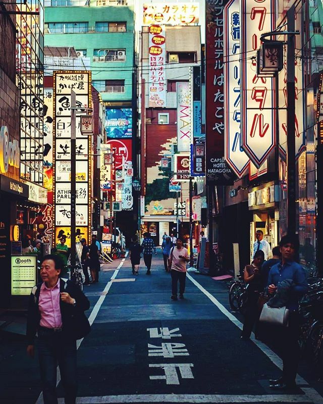 Japanese streets could be crowed or especially quiets depending of where and when you decide to start your journey.
Uncertain is the rule so let you flow throughout the unknown 😊🐱📼 #tokyo #japan #neonlights #japan_of_insta #japanphotography #neotokyo… https://ift.tt/2OUlU99