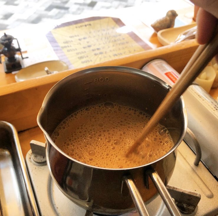 こんにちは☔️
しとしと雨の木曜日
常設出店させて頂いている藝大アートプラザ様前には屋根のあるテラス席があります安心してお茶を楽しんで頂けます☕️
少しひんやりとした空気の中雨を見ながら考え事をするのはとても贅沢は時間の過ごし方かもしれませんね。
18時頃まで出店しております✨
#チャイ