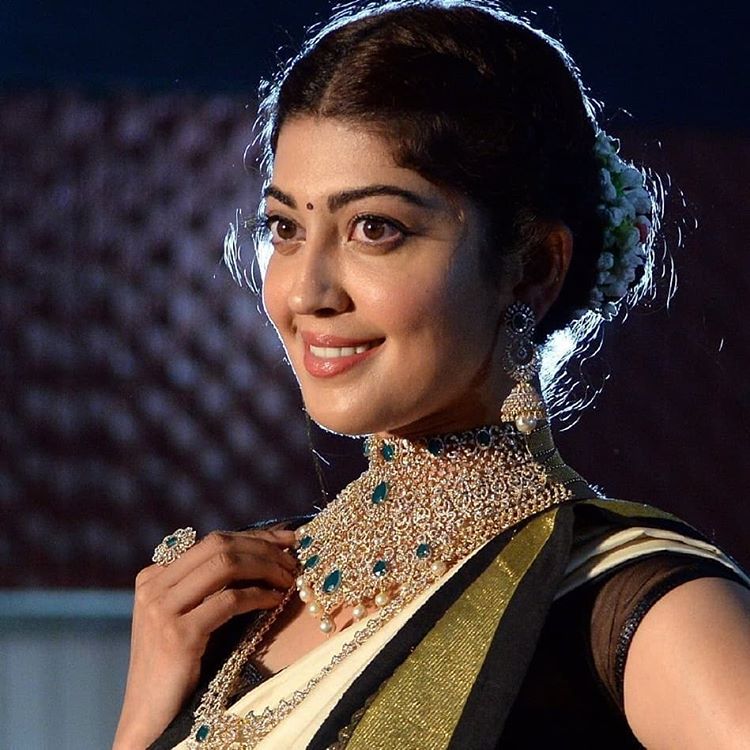 PranithaArmy's tweet photo. #Happy #birthday🍰🍰🍰
#Pranitha #Queen😍😍😍
#Die #hard #fan😍😍😍😍
#very #Humble #Person
#Helping #Person
I'm really proud u..... Mam
Whis you all success for ur life mam...
Keep going achieve ur dreams...
@PranithaArmy
@pranitasubhash https://t.co/Hv9H2rt74t