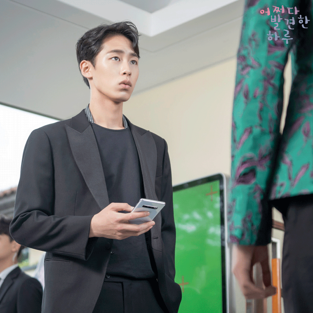 mbcdrama_pre's tweet photo. 너무 튀어 에반데..?
하루 코디의 범인은 바로 도화ㅋㅋㅋ
주화오빠 취향 뭐야ㅠㅠㅠㅠ

MBC 수목미니시리즈 <#어쩌다발견한하루>
오늘 밤 8시 55분 방송✔

#mbcdrama #어하루 #김혜윤 #로운 #이재욱 #정건주 #드라마틱9 https://t.co/U5byjUxjVg
