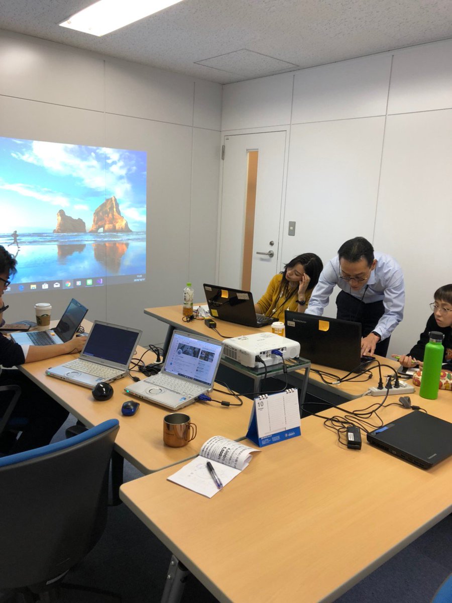 LITS_202106's tweet image. 本日の研修は昨日に引き続き「やさしい電卓」作成です☆Visual Studioを使用して2桁の計算ができる計算機をC#にて作成中。元プログラマーの林常務取締役の指導のもとみんな頭使ってます!!!#Microsoftvisualstudio #programming #新入社員研修 #頭痛い