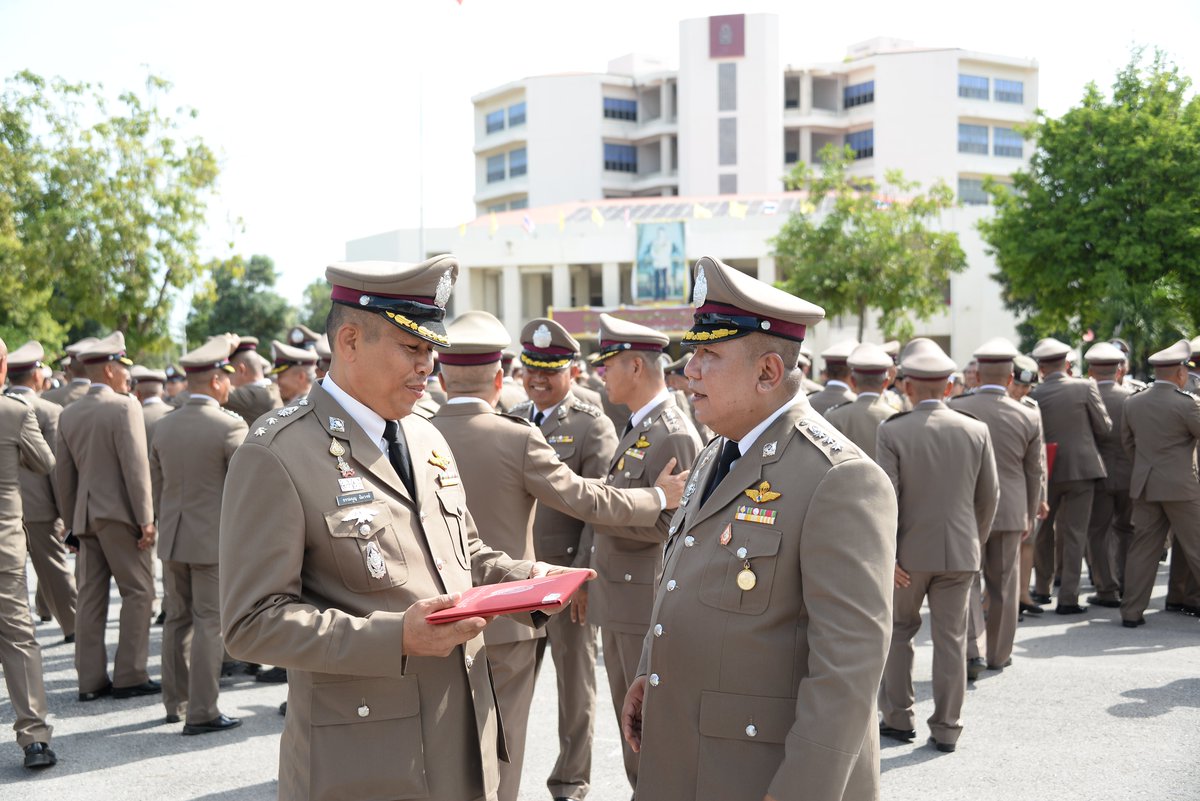 Pakthongchaipol's tweet photo. 17 ต.ค.2562 เวลา 09.00 น. พ.ต.อ.รณรงค์ สุรทศ ผกก.สภ.ปักธงชัย เข้ารับโล่รางวัลชนะเลิศการประกวดการฝึก จากสำนักงานตำรวจแห่งชาติ เนื่องในวันสถาปนาสำนักงานตำรวจแห่งชาติ ณ สนามหน้าศูนย์ฝึกอบรม ตำรวจภูธรภาค 3 โดยมี พล.ต.ท.พูลทรัพย์ ประเสริฐศักดิ์ ผบช.ภ.3 เป็นผู้มอบ https://t.co/a58N8REuqC