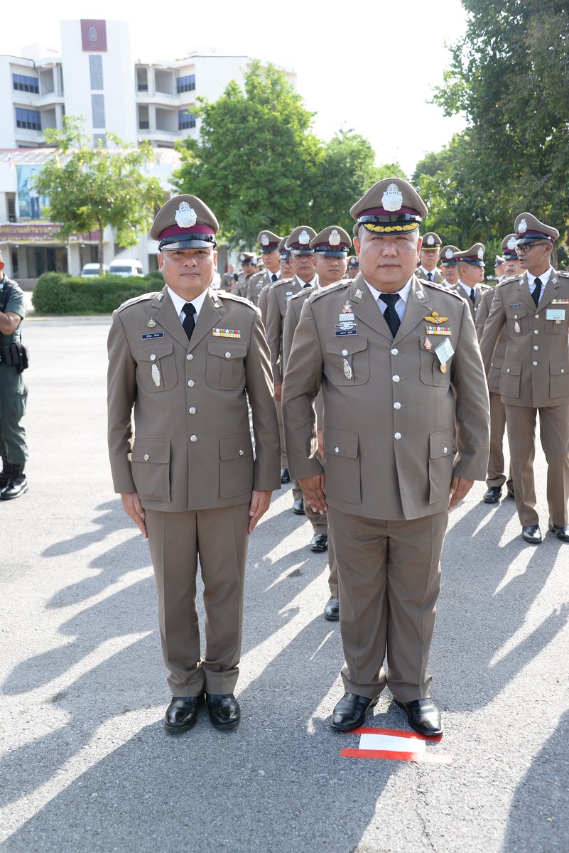 Pakthongchaipol's tweet photo. 17 ต.ค.2562 เวลา 09.00 น. พ.ต.อ.รณรงค์ สุรทศ ผกก.สภ.ปักธงชัย เข้ารับโล่รางวัลชนะเลิศการประกวดการฝึก จากสำนักงานตำรวจแห่งชาติ เนื่องในวันสถาปนาสำนักงานตำรวจแห่งชาติ ณ สนามหน้าศูนย์ฝึกอบรม ตำรวจภูธรภาค 3 โดยมี พล.ต.ท.พูลทรัพย์ ประเสริฐศักดิ์ ผบช.ภ.3 เป็นผู้มอบ https://t.co/a58N8REuqC