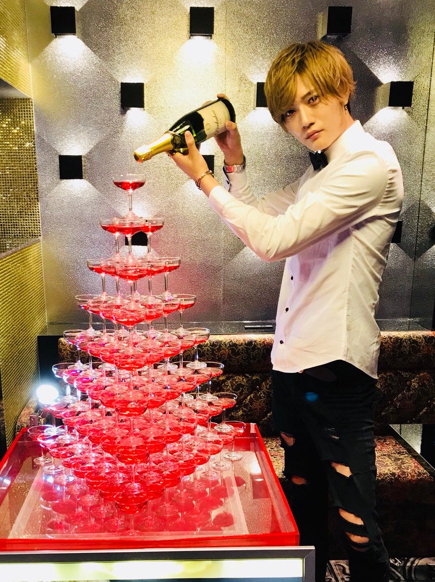 Host Tv Com 大学生ホスト京幹部補佐のbirthday Event に密着 Air Group大阪二号店club Ageで活躍するカリスマ 赤く彩られた 超高級シャンパンタワー そして一撃 0万overの超高級ブランデーが登場 大学 に通いながらも結果 を出し