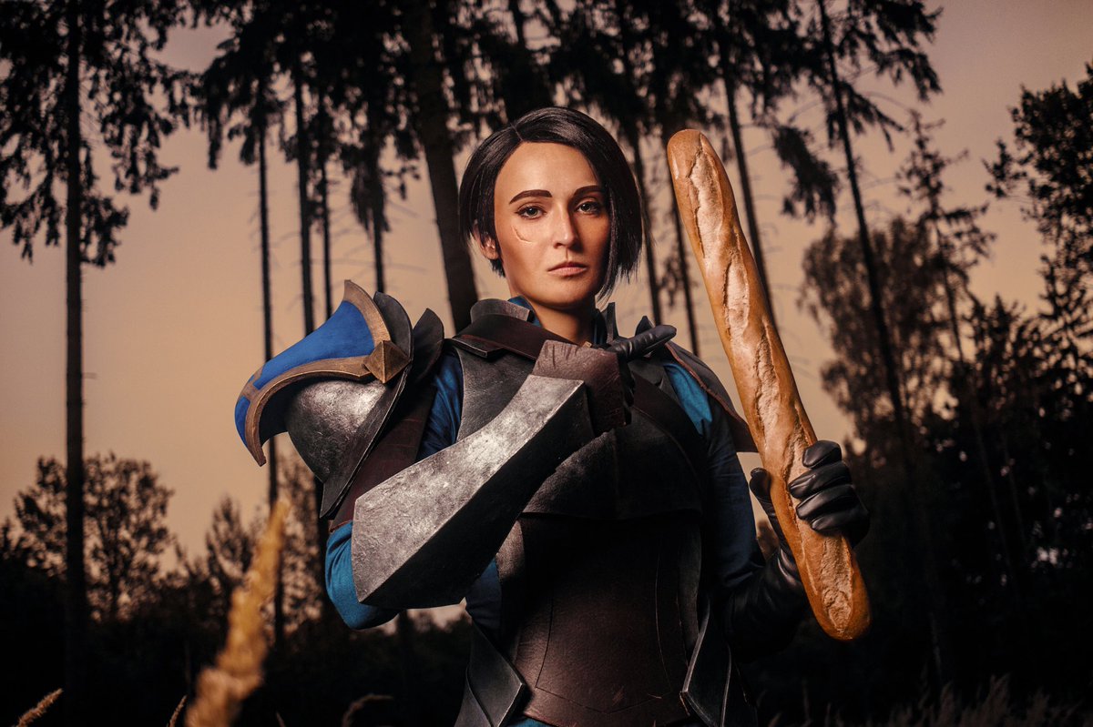 ghaicosplay's tweet photo. Good morning, I heard you haven’t had your breakfast yet... Breakfast is the most important meal of the day! Here, dig in!

Character: General Amaya from @thedragonprince 
Photo by Michal Cernansky https://t.co/OYxK1cIpmC