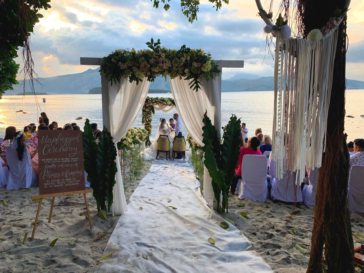 ourcamayan's tweet photo. Wedding by the beach? 💍 Celebrate it on paradise, celebrate at Camayan. Nothing’s more blissful than two lovebirds celebrating love. For inquiries, email us at  Info@CamayanBeachResort.ph and plan your dream wedding. 💕

Reserve your room here: https://t.co/xbFu21rTQY https://t.co/Sr9MrNdUDm