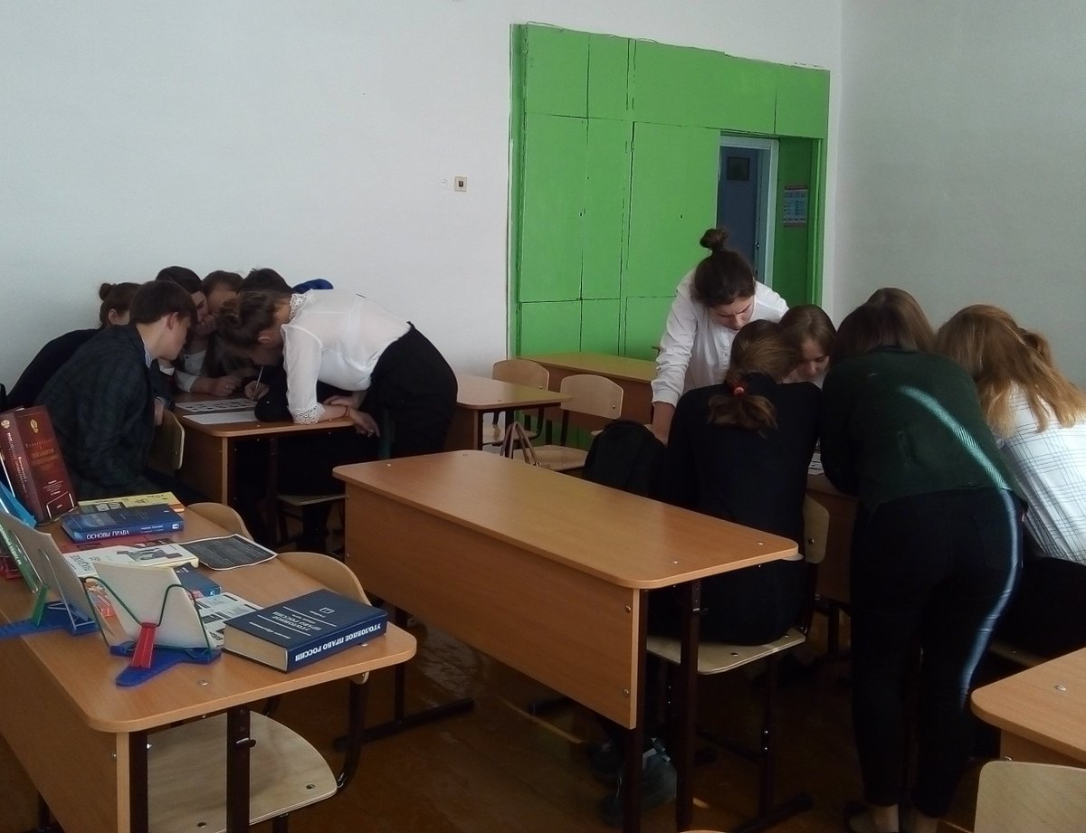 16 октября 2019 года заведующая ПЦПИ совместно с главным специалистом ГосЮрБюро Комаровой И.В. и начальником Барышского МФ ФКУ УИИ УФСИН России по Ульяновской области Мансуровой К.А. провели с учащимися 11 класса МБОУ СОШ № 4  беседу «Правонарушения – дорога в пропасть»